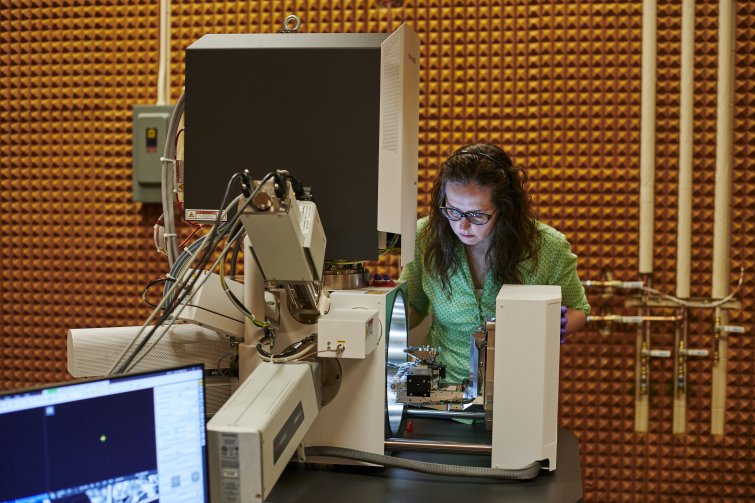 Engineer uses Apreo Electron Microscope