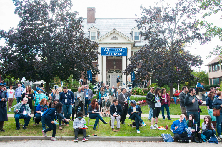 Alumni and students watching Homecoming parade