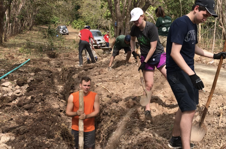 Students-Digging-Ditch-In-Costa-Rica